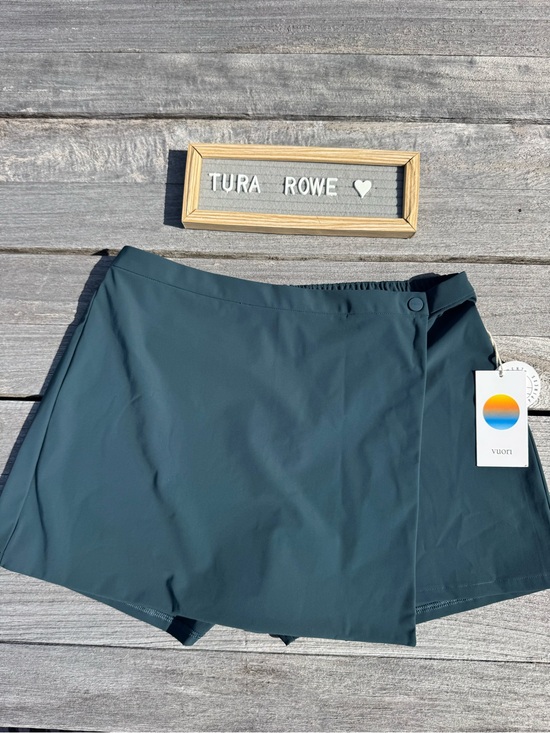 Vuori Dresses & Skirts - Vuori Miles Sport Skirt Moss Size Large NWT Performance Golf Tennis Skort 🌿